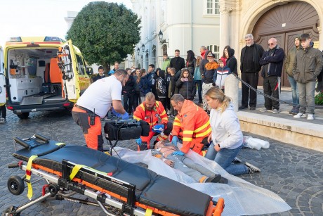 Minden perc számít – az újraélesztést gyakorolhatták a járókelők a Városház téren